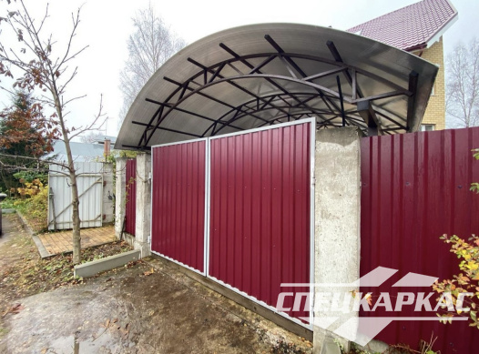 Навес из поликарбоната над парковкой автомобиля перед гаражом №73 - фото 1690